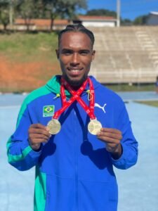 FME de Balneário Camboriú,Fundação Municipal de Esportes Balneário Camboriú,Seleção Brasileira de Atletismo,atletas de Balneário Camboriú convocados,Sul-Americano de Atletismo Indoor,Campeonato Sul-Americano Cochabamba,atletismo indoor Brasil,Tiago Lemes da Silva 400 metros,Guilherme Orenhas 800 metros,Diogo Gamboa treinador,Sheyla Oeschsler fisioterapeuta,esporte em Balneário Camboriú,atletismo Santa Catarina,competição internacional atletismo,Mundial de Atletismo Indoor Polônia