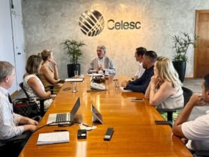 Balneário Camboriú energia elétrica,Celesc Balneário Camboriú,nova subestação Celesc,falhas no abastecimento Balneário Camboriú,prefeita Juliana Pavan Celesc,reunião em Florianópolis energia,distribuição de energia Santa Catarina,queda de energia Balneário Camboriú,infraestrutura elétrica SC,grupo de trabalho Celesc prefeitura,ampliação rede elétrica Balneário Camboriú,Cosip Balneário Camboriú,problemas energia comércio BC,investimentos Celesc Santa Catarina,fornecimento de energia litoral SC