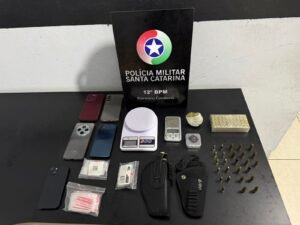 Polícia Militar Santa Catarina,12º BPM,prisões por tráfico de drogas,porte ilegal de arma,apreensão de drogas Balneário Camboriú,apreensão de drogas Camboriú,operações policiais SC,munições apreendidas,entorpecentes apreendidos,distribuição de drogas SC,jovens presos por tráfico,armas de fogo apreendidas,denúncias PMSC,segurança em Balneário Camboriú,combate ao tráfico de drogas SC,Polícia Militar operações,PMSC cidadão