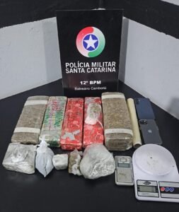 Polícia Militar Santa Catarina,12º BPM,prisões por tráfico de drogas,porte ilegal de arma,apreensão de drogas Balneário Camboriú,apreensão de drogas Camboriú,operações policiais SC,munições apreendidas,entorpecentes apreendidos,distribuição de drogas SC,jovens presos por tráfico,armas de fogo apreendidas,denúncias PMSC,segurança em Balneário Camboriú,combate ao tráfico de drogas SC,Polícia Militar operações,PMSC cidadão