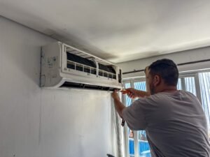 Balneário Camboriú educação,manutenção ar-condicionado escolas,rede municipal de ensino Balneário Camboriú,manutenção escolas Carnaval,NEIs Balneário Camboriú,CEMs Balneário Camboriú,infraestrutura escolar BC,retorno às aulas Balneário Camboriú,Secretaria de Educação Balneário Camboriú,mutirão de manutenção escolas,climatização escolas municipais,conforto térmico alunos,investimento em educação BC,melhorias escolas Balneário Camboriú,serviços de manutenção escolar