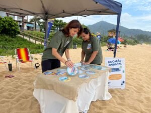 educação ambiental Balneário Camboriú,Programa Bandeira Azul BC,Praia do Estaleirinho,Praia do Estaleiro,Praia de Taquaras,Semam Balneário Camboriú,Prefeitura de Balneário Camboriú meio ambiente,Univali parceria ambiental,atividades ambientais verão BC,preservação da restinga,conscientização nas praias SC,certificação Bandeira Azul Brasil,qualidade da água praias BC,gestão ambiental Balneário Camboriú,sustentabilidade litoral catarinense