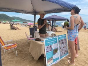 educação ambiental Balneário Camboriú,Programa Bandeira Azul BC,Praia do Estaleirinho,Praia do Estaleiro,Praia de Taquaras,Semam Balneário Camboriú,Prefeitura de Balneário Camboriú meio ambiente,Univali parceria ambiental,atividades ambientais verão BC,preservação da restinga,conscientização nas praias SC,certificação Bandeira Azul Brasil,qualidade da água praias BC,gestão ambiental Balneário Camboriú,sustentabilidade litoral catarinense