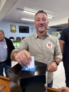 MDB Santa Catarina 2026,candidatura própria MDB SC,15 na urna,roteiro Oeste catarinense,encontros regionais MDB,eleição Governo SC 2026,Carlos Chiodini MDB,Valdir Cobalchini FUG,mobilização partidária SC,política catarinense atual,votação interna MDB,protagonismo MDB SC,cenário eleitoral SC,alianças políticas 2026,base partidária MDB