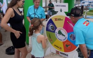 Praia da Saudade ação ambiental,Programa Jogue Limpo com o Meio Ambiente,Governo de Santa Catarina meio ambiente,Secretaria de Estado do Meio Ambiente e da Economia Verde,SEMAE Santa Catarina,educação ambiental praia,descarte correto de resíduos,combate ao lixo no mar,Bandeira Azul temporada 2025 2026,sustentabilidade no litoral catarinense,gestão de resíduos sólidos,cultura oceânica,preservação ambiental Santa Catarina,ação ambiental em praia,balneabilidade praias SC