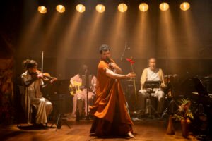 Festival de Curitiba espetáculo,O Sexo do Vento Dude São Thiago,teatro Curitiba programação,evento cultural Paraná,musical MPB teatro Brasil,espetáculo música e poesia,Dude São Thiago monólogo musical,cultura Curitiba eventos,teatro brasileiro contemporâneo,apresentações Curitiba abril,Festival de Curitiba 2026 programação,artes cênicas Paraná,música brasileira no teatro,evento cultural sul do Brasil,programação cultural Curitiba