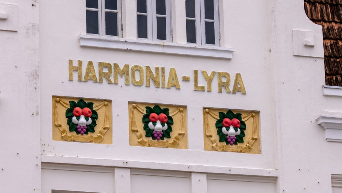 Prédio da Harmonia-Lyra recupera originalidade com restauro da fachada
