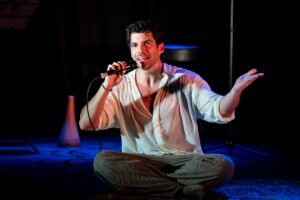 Festival de Curitiba espetáculo,O Sexo do Vento Dude São Thiago,teatro Curitiba programação,evento cultural Paraná,musical MPB teatro Brasil,espetáculo música e poesia,Dude São Thiago monólogo musical,cultura Curitiba eventos,teatro brasileiro contemporâneo,apresentações Curitiba abril,Festival de Curitiba 2026 programação,artes cênicas Paraná,música brasileira no teatro,evento cultural sul do Brasil,programação cultural Curitiba