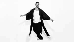 Festival de Curitiba espetáculo,O Sexo do Vento Dude São Thiago,teatro Curitiba programação,evento cultural Paraná,musical MPB teatro Brasil,espetáculo música e poesia,Dude São Thiago monólogo musical,cultura Curitiba eventos,teatro brasileiro contemporâneo,apresentações Curitiba abril,Festival de Curitiba 2026 programação,artes cênicas Paraná,música brasileira no teatro,evento cultural sul do Brasil,programação cultural Curitiba