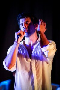 Festival de Curitiba espetáculo,O Sexo do Vento Dude São Thiago,teatro Curitiba programação,evento cultural Paraná,musical MPB teatro Brasil,espetáculo música e poesia,Dude São Thiago monólogo musical,cultura Curitiba eventos,teatro brasileiro contemporâneo,apresentações Curitiba abril,Festival de Curitiba 2026 programação,artes cênicas Paraná,música brasileira no teatro,evento cultural sul do Brasil,programação cultural Curitiba