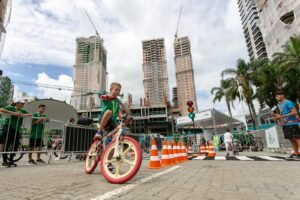 Passeio Ecobike Itapema,Ecobike Arteris SC,mil ciclistas Itapema,evento de mobilidade ativa Santa Catarina,Secretaria de Assistência Social de Itapema,doação de leite Itapema,neutralização de carbono evento esportivo,plantio de árvores Itapema SC,Pedala Brasil evento ciclístico,Arteris apoio esporte,Lei de Incentivo ao Esporte Brasil,Ministério do Esporte evento SC,sustentabilidade em Itapema,educação no trânsito infantil SC,evento inclusivo PCD ciclistas,Praça da Paz Itapema