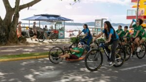 Passeio Ecobike Itapema,Ecobike Arteris SC,mil ciclistas Itapema,evento de mobilidade ativa Santa Catarina,Secretaria de Assistência Social de Itapema,doação de leite Itapema,neutralização de carbono evento esportivo,plantio de árvores Itapema SC,Pedala Brasil evento ciclístico,Arteris apoio esporte,Lei de Incentivo ao Esporte Brasil,Ministério do Esporte evento SC,sustentabilidade em Itapema,educação no trânsito infantil SC,evento inclusivo PCD ciclistas,Praça da Paz Itapema