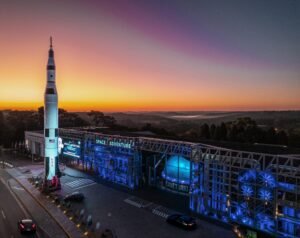 Artemis II missão NASA,fragmento da Lua Brasil,Space Adventure Balneário Camboriú,NASA exposição Santa Catarina,exploração espacial Brasil,Apollo 16 Charles Duke,Buzz Aldrin traje Apollo 11,Canela Space Adventure RS,turismo científico Brasil,tecnologia espacial NASA,missão Artemis II detalhes,exposição espaço Brasil,inovação ciência Brasil,planetário 4K Space Adventure,exploração lunar NASA,NASA Brasil exposição