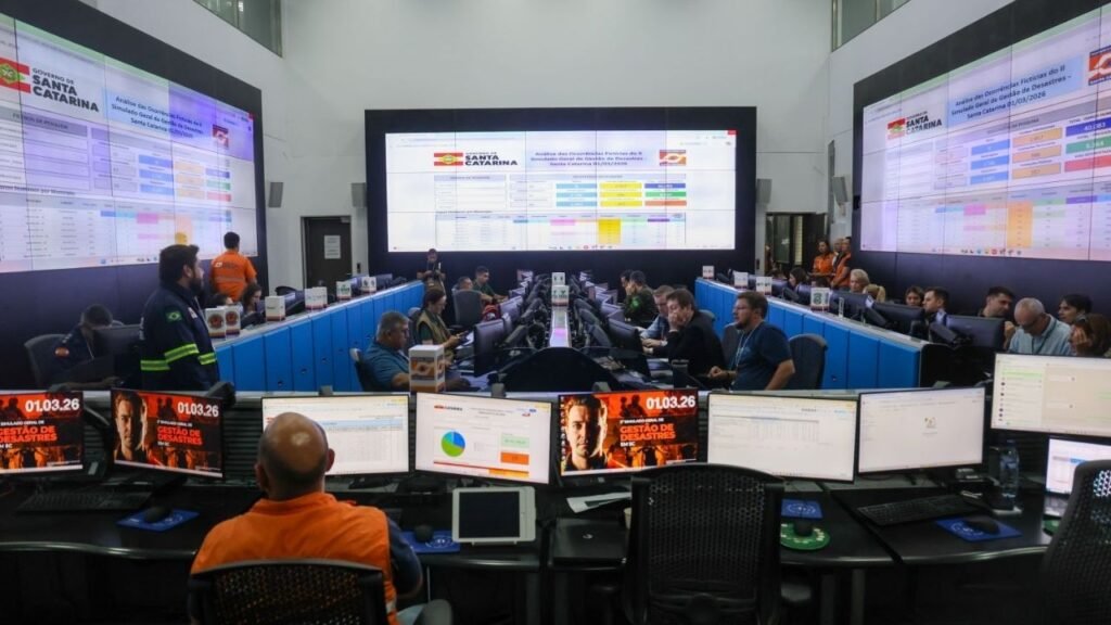 simulado de desastres Santa Catarina,maior simulado do Brasil,Defesa Civil Santa Catarina,SPDC SC,Governo de Santa Catarina prevenção,gestão de desastres Brasil,alerta Cell Broadcast SC,Cenad participação simulado,Abin observador exercício,Alto Vale do Itajaí barragens,Corpo de Bombeiros Militar SC,cultura de prevenção Santa Catarina,plano de contingência municipal SC,preparação para eventos extremos,municípios de Santa Catarina simulado,Tubarão Defesa Civil simulação,gestão de riscos Santa Catarina