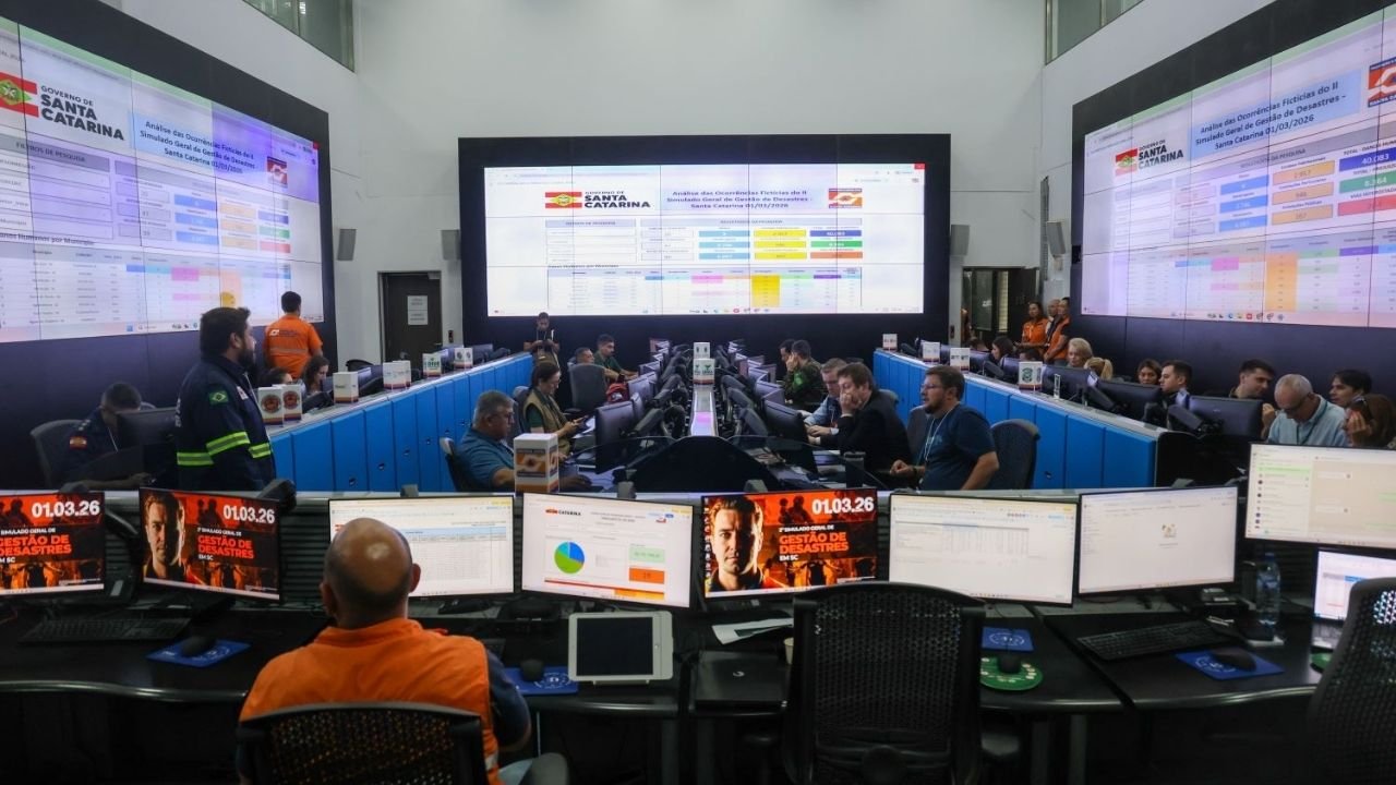 simulado de desastres Santa Catarina,maior simulado do Brasil,Defesa Civil Santa Catarina,SPDC SC,Governo de Santa Catarina prevenção,gestão de desastres Brasil,alerta Cell Broadcast SC,Cenad participação simulado,Abin observador exercício,Alto Vale do Itajaí barragens,Corpo de Bombeiros Militar SC,cultura de prevenção Santa Catarina,plano de contingência municipal SC,preparação para eventos extremos,municípios de Santa Catarina simulado,Tubarão Defesa Civil simulação,gestão de riscos Santa Catarina