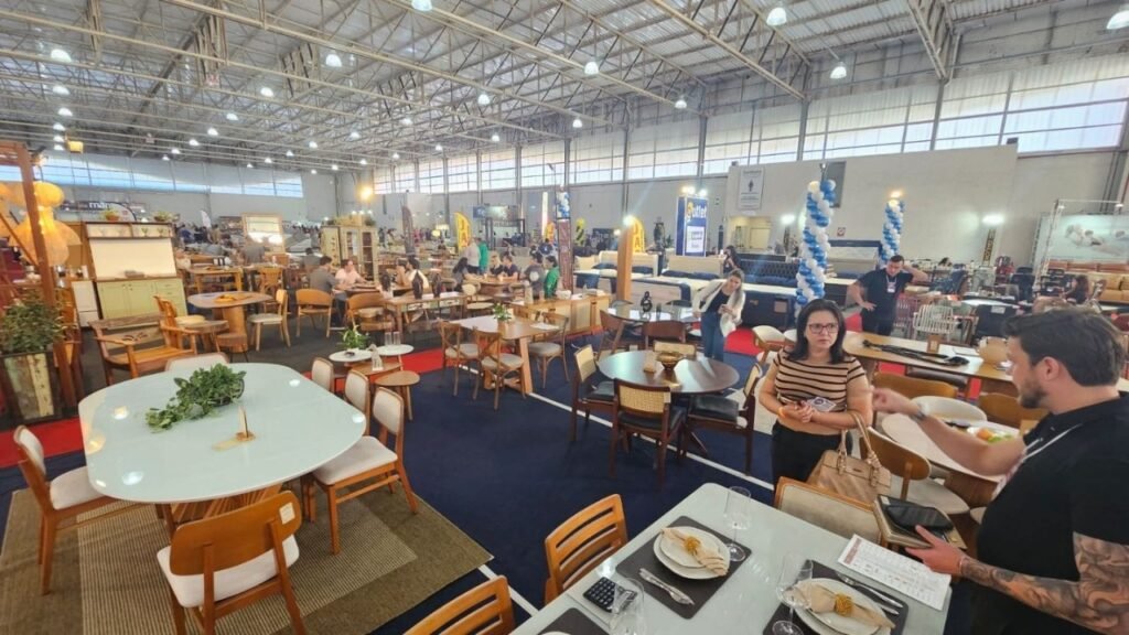 Home & Decor Joinville,feira moveleira em Joinville,setor moveleiro em Santa Catarina,feira de móveis em Santa Catarina,indústria moveleira catarinense,Centreventos Cau Hansen evento,Feinsul feiras,mercado de móveis SC,polos moveleiros de Santa Catarina,móveis direto da fábrica Joinville,descontos em móveis Santa Catarina,economia regional Joinville,eventos empresariais em Joinville,cadeia produtiva moveleira,tendências em móveis 2026,indústria e varejo de móveis SC