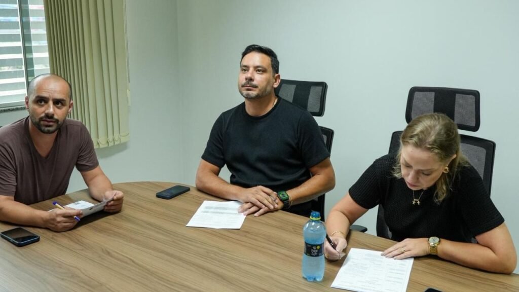 Comissão de Justiça e Redação Balneário Camboriú,CJR Câmara de Balneário Camboriú,projetos aprovados na comissão BC,tramitação de projetos Câmara BC,processo legislativo municipal SC,parecer favorável CJR,parecer contrário projeto de lei,plenário Câmara de Balneário Camboriú,vereadores de Balneário Camboriú,política municipal Santa Catarina,análise jurídica de projetos municipais,comissões permanentes da Câmara BC,redação final de projeto de lei,funcionamento da Câmara de Balneário Camboriú,legislação municipal SC