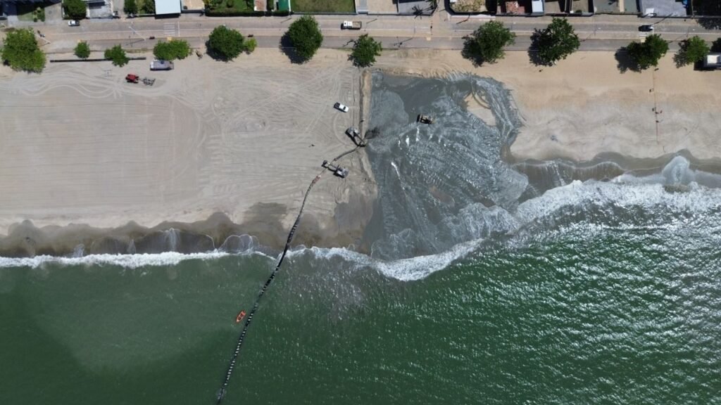 alargamento da Praia Central,Balneário Piçarras obras,alargamento da praia Balneário Piçarras,Praia Central Balneário Piçarras,obra da orla Balneário Piçarras,infraestrutura litoral Santa Catarina,turismo Balneário Piçarras,investimento praia Balneário Piçarras,draga Amazone obra praia,alargamento de faixa de areia SC,Ponta da Vigia Penha,urbanismo Balneário Piçarras,Fundo de Manutenção da Praia Fumpra,desenvolvimento turístico Santa Catarina,obras públicas Balneário Piçarras,revitalização da orla SC,projeto de alargamento da praia
