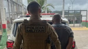 foragido recapturado Balneário Camboriú,Polícia Militar Balneário Camboriú,12º BPM Santa Catarina,prisão por roubo SC,mandado de prisão Balneário Camboriú,segurança pública Santa Catarina,Tribunal de Justiça do Distrito Federal mandado,recaptura de foragido SC,abordagem policial Balneário Camboriú,operação policial Santa Catarina,crime de roubo artigo 157,polícia prende foragido Balneário Camboriú,sistema prisional Santa Catarina,ação policial litoral norte SC,combate à criminalidade Balneário Camboriú