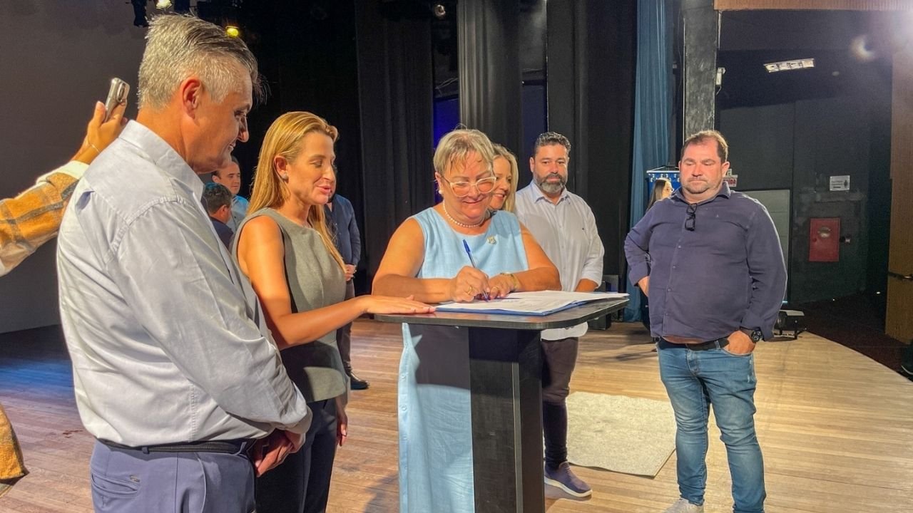 educação em Balneário Camboriú,nova secretária de educação Balneário Camboriú,Zélia Zanella,investimentos na educação BC,educação pública Balneário Camboriú SC,Secretaria de Educação de Balneário Camboriú,programa Empresa Nota 10,programa Escola +Forte,políticas educacionais em Santa Catarina,gestão educacional municipal,infraestrutura escolar Balneário Camboriú,investimentos públicos educação SC,rede municipal de ensino BC,gestão pública educação Balneário Camboriú,programas educacionais Santa Catarina,desenvolvimento da educação municipal