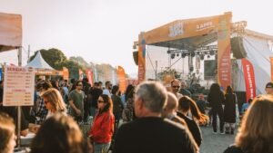 Som&Sol Bombinhas,aniversário de Bombinhas SC,evento cultural Bombinhas,programação cultural Bombinhas,economia criativa Bombinhas,música ao vivo Bombinhas,evento gratuito Bombinhas SC,cultura em Bombinhas Santa Catarina,turismo cultural Bombinhas,feira criativa Bombinhas,atrações culturais Santa Catarina,evento Som e Sol SC,o que fazer em Bombinhas,eventos em Bombinhas março,programação aniversário Bombinhas