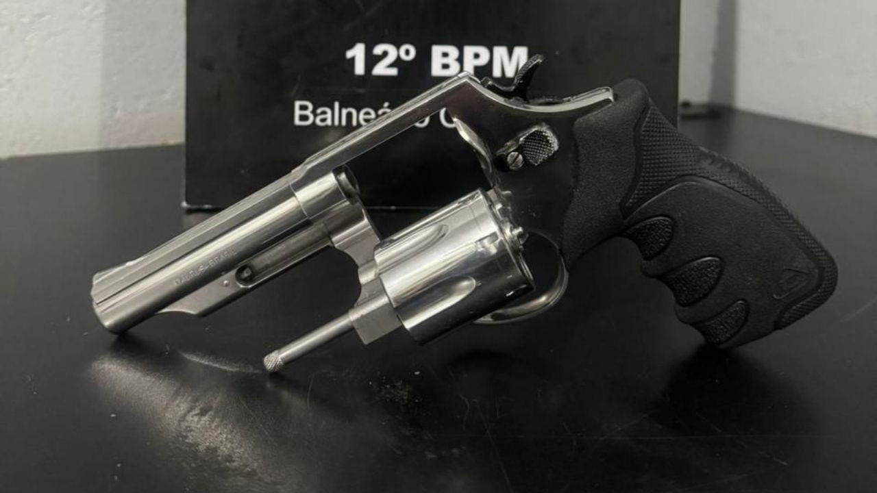 adolescente apreendido Camboriú,disparo de arma de fogo Camboriú SC,ocorrência policial Rio Pequeno Camboriú,Polícia Militar Camboriú ocorrência,homem ferido tiro Camboriú,revólver calibre 38 apreendido SC,segurança pública Camboriú,Hospital Ruth Cardoso atendimento vítima,polícia civil investigação Camboriú,violência familiar Camboriú SC,operação policial Camboriú,12º Batalhão Polícia Militar SC,caso de tiro Camboriú hoje,atendimento SAMU Camboriú ocorrência,notícia policial Camboriú