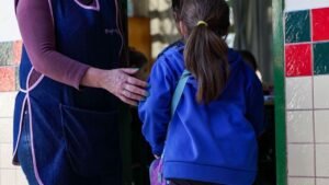 valorização dos professores Santa Catarina,descompactação salarial professores SC,governo Jorginho Mello educação,investimento educação Santa Catarina,tabela salarial professores SC,carreira docente Santa Catarina,programa Educação Levada a Sério,professores rede estadual SC,política educacional Santa Catarina,aumento salário professores SC,investimento 330 milhões educação,Secretaria de Estado da Educação SC,concurso professores Santa Catarina,formação docente SC,educação pública Santa Catarina