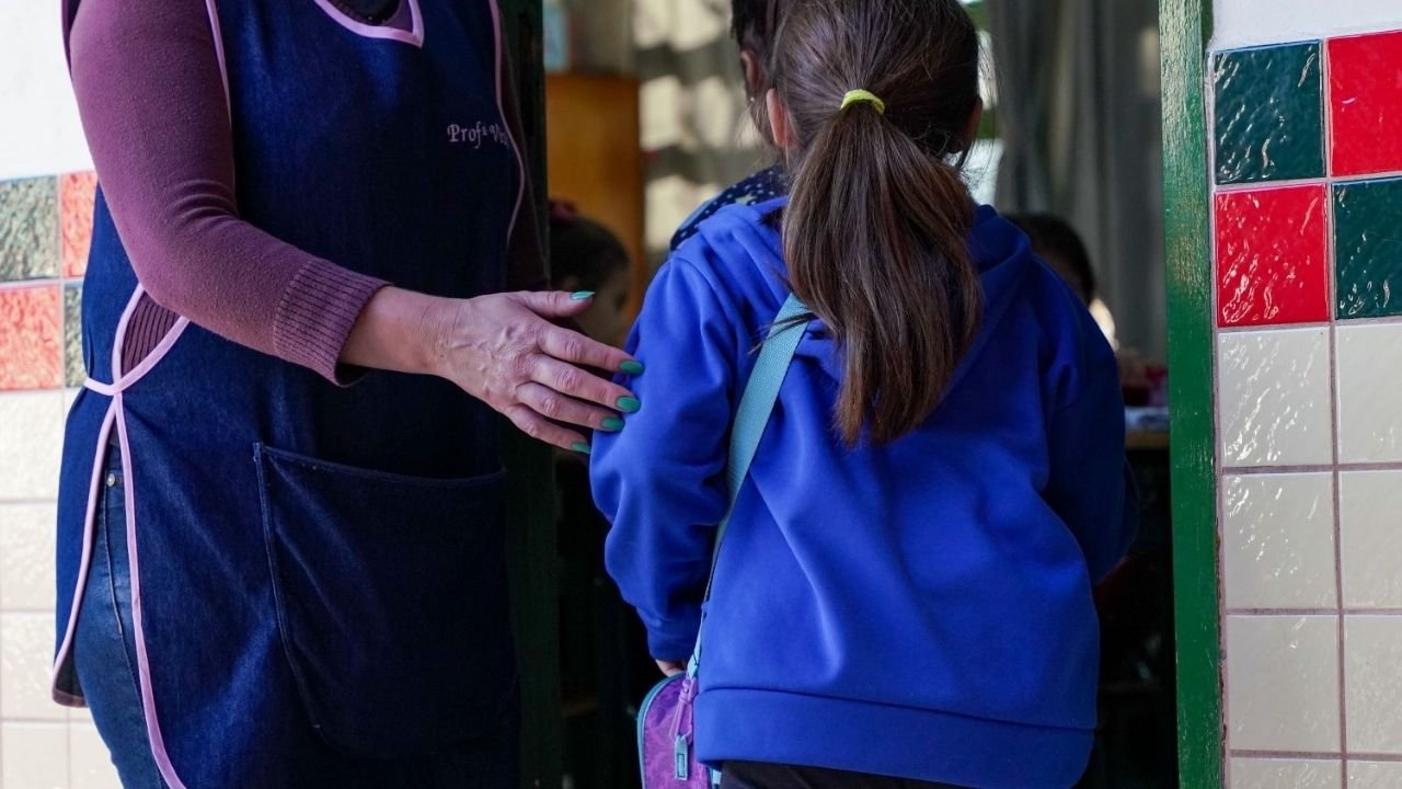 valorização dos professores Santa Catarina,descompactação salarial professores SC,governo Jorginho Mello educação,investimento educação Santa Catarina,tabela salarial professores SC,carreira docente Santa Catarina,programa Educação Levada a Sério,professores rede estadual SC,política educacional Santa Catarina,aumento salário professores SC,investimento 330 milhões educação,Secretaria de Estado da Educação SC,concurso professores Santa Catarina,formação docente SC,educação pública Santa Catarina