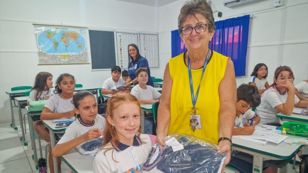 uniforme escolar Navegantes,kits de uniformes escolares Navegantes,Prefeitura de Navegantes educação,investimento em educação Navegantes,Secretaria de Educação Navegantes,escolas municipais de Navegantes,estudantes da rede municipal Navegantes,educação pública Navegantes SC,distribuição de uniformes escolares Navegantes,investimento de R$ 3 milhões educação Navegantes,kits escolares Navegantes Santa Catarina,ensino fundamental Navegantes,educação infantil Navegantes SC,política pública educação Navegantes,infraestrutura educacional Navegantes SC,uniformes escolares Santa Catarina