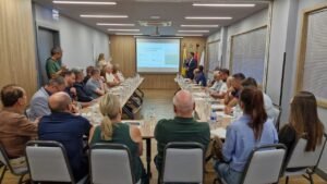 Paulo Bornhausen internacionalização Santa Catarina,ACII Itajaí reunião plenária,estratégia internacional Santa Catarina,atração de investimentos SC,negócios internacionais Santa Catarina,economia global Itajaí,SC Day promoção internacional,comércio exterior Itajaí,empresas catarinenses mercado global,Banco Mundial mobilidade Itajaí,desenvolvimento econômico Santa Catarina,investimentos estrangeiros SC,The Ocean Race Itajaí impacto econômico,relações internacionais Santa Catarina,setor produtivo Itajaí