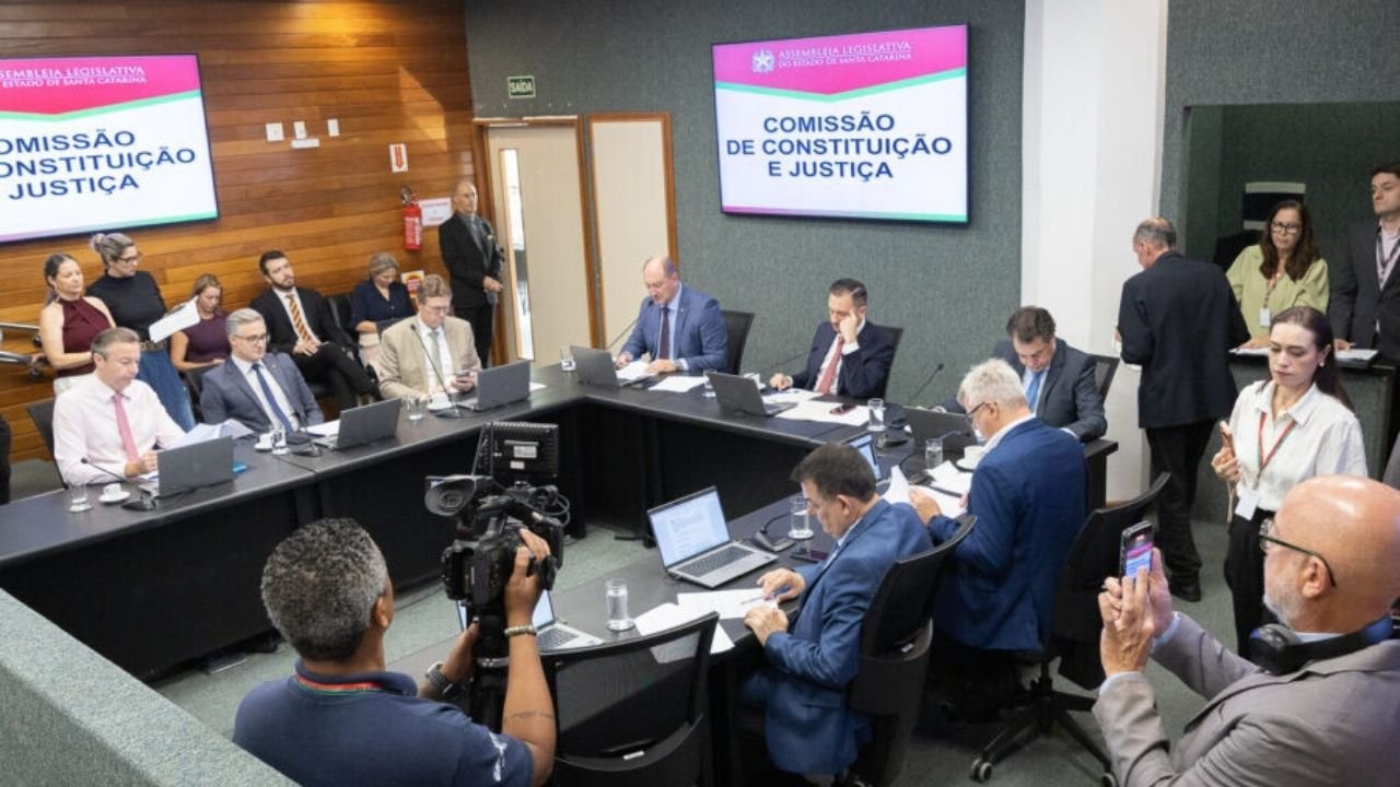 piso salarial regional Santa Catarina,reajuste piso regional SC,CCJ Alesc piso salarial,Assembleia Legislativa de Santa Catarina projeto de lei,salário mínimo regional Santa Catarina 2026,reajuste salarial trabalhadores SC,projeto PLC 2/2026 Santa Catarina,economia mercado de trabalho SC,legislação trabalhista Santa Catarina,programas aprovados CCJ Alesc,proteção animal Santa Catarina lei cão orelha,educação inclusiva TEA Santa Catarina,segurança pública mulheres spray de pimenta SC,orientação profissional estudantes SC,agricultura familiar PANCs Santa Catarina