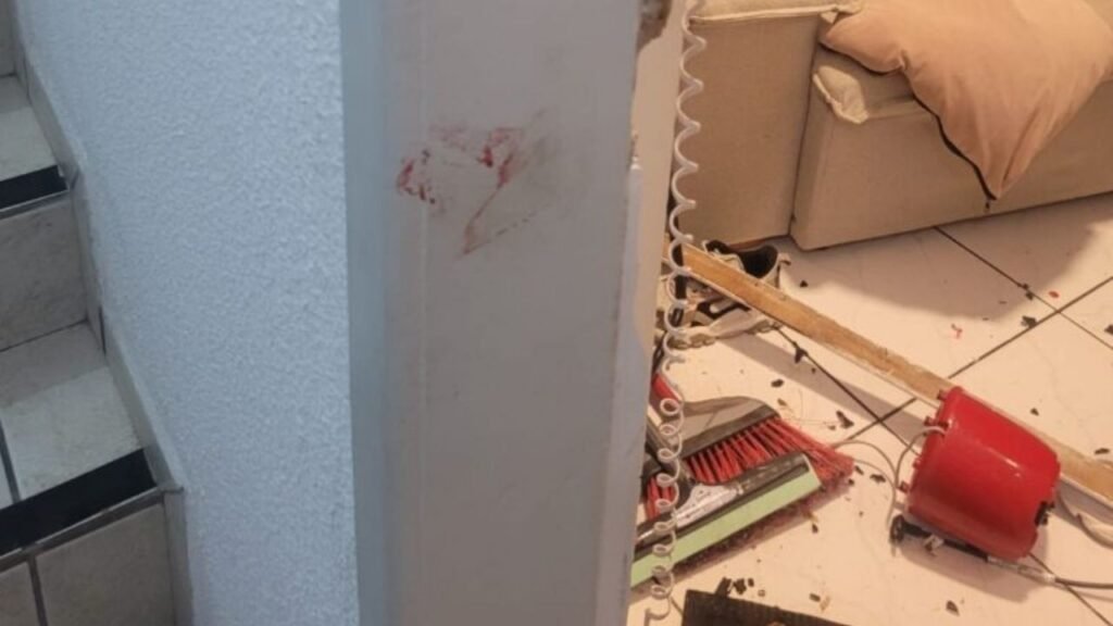 tentativa de homicídio Balneário Camboriú,ocorrência policial Balneário Camboriú Vila Real,polícia militar neutraliza agressor,invasão de apartamento Balneário Camboriú,homem morto intervenção policial SC,violência urbana Santa Catarina,polícia militar ocorrência faca SC,ameaça contra mulher Balneário Camboriú,segurança pública Balneário Camboriú,SAMU ocorrência policial SC,polícia científica perícia Balneário Camboriú,investigação polícia civil SC,ataque com faca Balneário Camboriú,ação policial Santa Catarina,caso policial Vila Real Balneário Camboriú