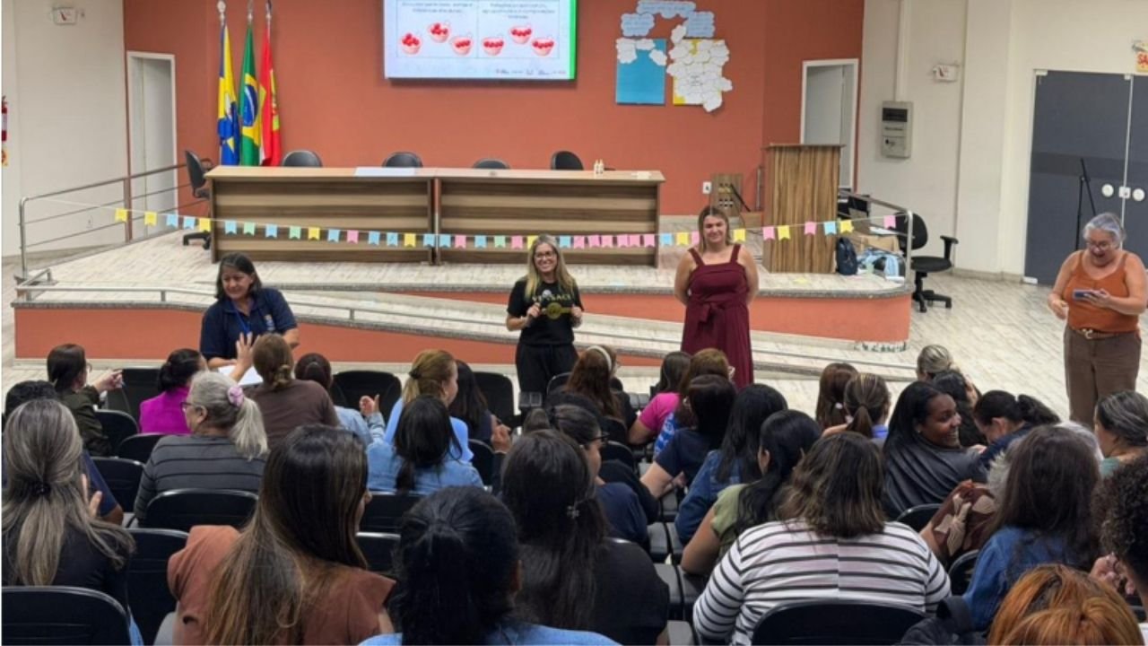 alfabetização nas escolas,Programa Alfabetiza SC,formação de professores alfabetização,educação Santa Catarina alfabetização,rede municipal de ensino alfabetização,letramento escolar Brasil,estratégias pedagógicas alfabetização,recomposição das aprendizagens escolas,formação continuada professores educação,metodologias ativas educação básica,leitura e escrita ensino fundamental,políticas públicas de alfabetização,qualificação de professores Santa Catarina,educação pública alfabetização,programa alfabetiza SC formação,aprendizagem leitura escrita estudantes