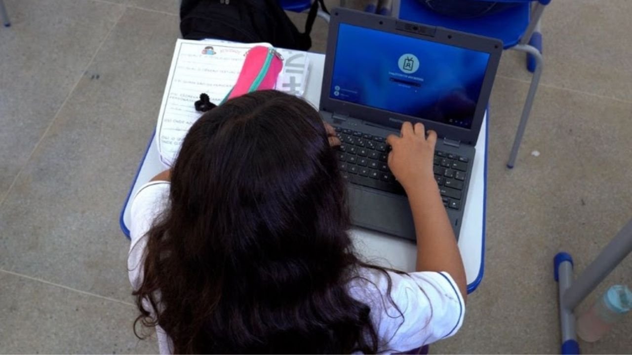 internet escolas Santa Catarina 2025,censo escolar conectividade escolas SC,acesso internet educação básica Santa Catarina,escolas conectadas Brasil dados,Estratégia Nacional Escolas Conectadas MEC,tecnologia na educação Santa Catarina,conectividade escolas públicas Brasil,Camilo Santana internet nas escolas,computadores para alunos escolas públicas,dados Inep Censo Escolar 2025,políticas públicas educação conectividade,acesso internet escolas rurais Santa Catarina,inclusão digital educação básica Brasil,infraestrutura tecnológica escolas públicas,conectividade pedagógica escolas Brasil