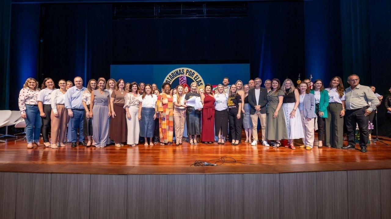 Catarinas por Elas escolas,Escola que Respeita Santa Catarina,prevenção violência nas escolas SC,programa educação respeito SC,SED Santa Catarina programa,combate violência mulheres SC educação,escolas estaduais Santa Catarina projeto,Marilisa Boehm educação,Luciane Ceretta SED,políticas públicas educação SC