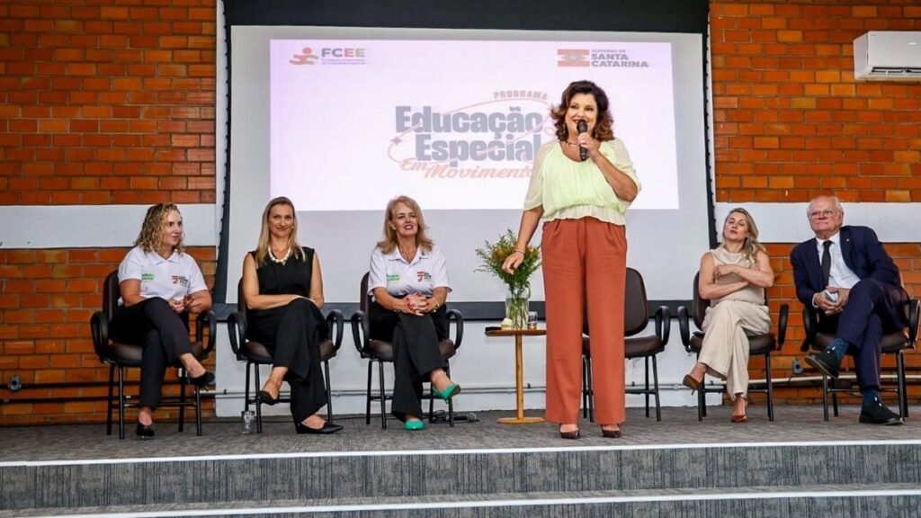programa educação especial em movimento sc,governo santa catarina educação especial,fcee capacitação profissionais sc,educação especial santa catarina investimento,capacitação professores educação especial sc,inclusão escolar santa catarina,políticas públicas educação especial brasil,programa educação especial 2026 sc,fundação catarinense educação especial ações,sed santa catarina educação especial,apoio pedagógico caesp sc,formação profissionais educação especial brasil,ensino inclusivo santa catarina,investimento educação sc governo,qualificação educação especial sc,desenvolvimento educacional inclusão sc