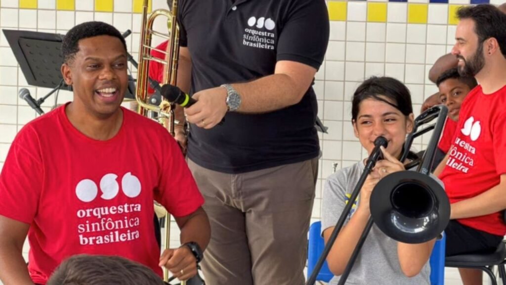 educação musical Itajaí,Orquestra Sinfônica Brasileira OSB,Conexões Musicais Itajaí,cultura nas escolas SC,Prefeitura de Itajaí educação,ensino musical rede pública,projetos culturais Itajaí,formação artística estudantes SC,música educação Santa Catarina,JBS Itajaí parceria,Banda Filarmônica de Itajaí,concertos didáticos escolas,aprendizado musical crianças,democratização da cultura Brasil,inovação educacional Itajaí