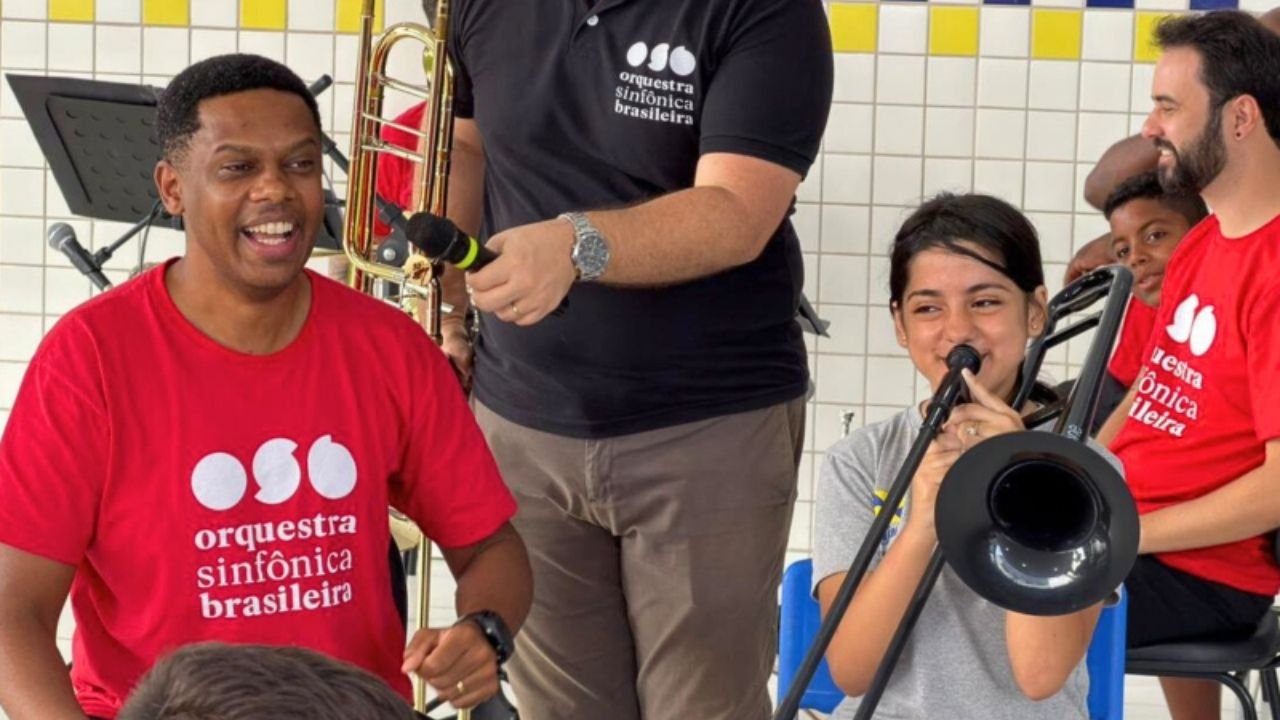 educação musical Itajaí,Orquestra Sinfônica Brasileira OSB,Conexões Musicais Itajaí,cultura nas escolas SC,Prefeitura de Itajaí educação,ensino musical rede pública,projetos culturais Itajaí,formação artística estudantes SC,música educação Santa Catarina,JBS Itajaí parceria,Banda Filarmônica de Itajaí,concertos didáticos escolas,aprendizado musical crianças,democratização da cultura Brasil,inovação educacional Itajaí