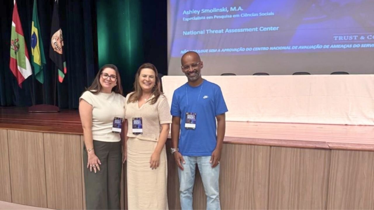 segurança escolar Itajaí,prevenção da violência nas escolas SC,Secretaria Municipal de Educação Itajaí,evento Escola Segura Florianópolis,políticas públicas educação segurança,gestão escolar segura,proteção estudantes Santa Catarina,segurança pública escolas Brasil,estratégias prevenção violência escolar,formação educadores segurança,integração escola família comunidade,ambiente escolar seguro Itajaí,educação Santa Catarina segurança,combate violência escolas,planejamento segurança educacional