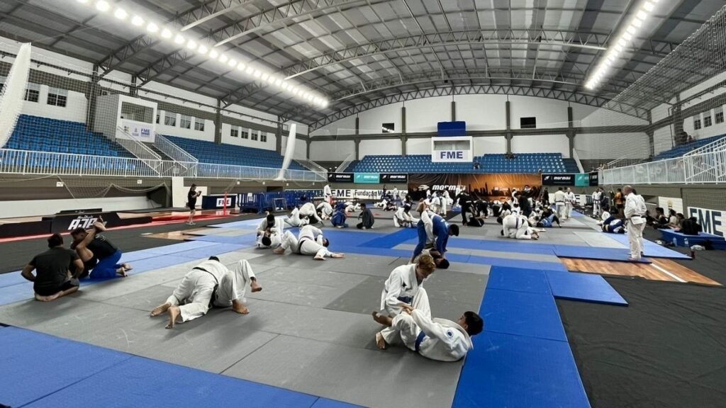 jiu-jítsu Balneário Camboriú,BC Sports Week programação,Ginásio da Barra evento esportivo,esporte Santa Catarina projetos sociais,Fundação Municipal de Esportes FME BC,circuito Mormaii jiu-jítsu 2026,competição jiu-jítsu SC,Rayron Gracie seminário BC,karatê Balneário Camboriú aula,esporte inclusão social SC,desenvolvimento esportivo jovens,eventos esportivos BC 2026,jiu-jítsu benefícios saúde,treinamento artes marciais SC,atletas projetos sociais FME