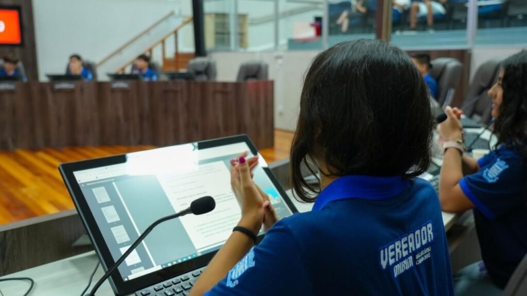 segurança pública Balneário Camboriú,vereadores mirins BC,Câmara de Balneário Camboriú sessão,guarda municipal BC viaturas,reforço segurança escolar Camboriú,Legislativo Balneário Camboriú,políticas públicas segurança SC,indicações vereadores mirins,segurança escolas Balneário Camboriú,rondas guarda municipal centro BC,prevenção criminalidade SC,participação jovem política,educação e segurança BC,poder executivo municipal BC,desenvolvimento urbano segurança