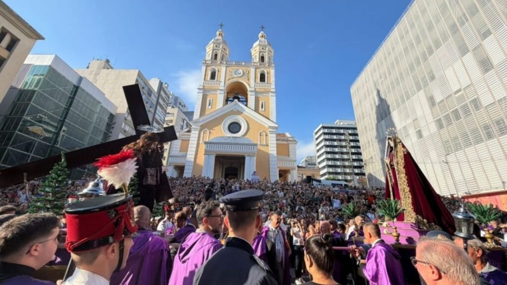 Procissão Senhor dos Passos Itajaí,tradição religiosa Itajaí,Quaresma Santa Catarina,evento religioso SC,Igreja Santíssimo Sacramento Itajaí,fé católica Itajaí,procissão Nossa Senhora das Dores,cultura religiosa Itajaí SC,celebração religiosa Santa Catarina,comunidade católica Itajaí,programação Quaresma Itajaí,patrimônio cultural religioso SC,missa Itajaí eventos religiosos,devoção católica Brasil,igreja Itajaí celebração