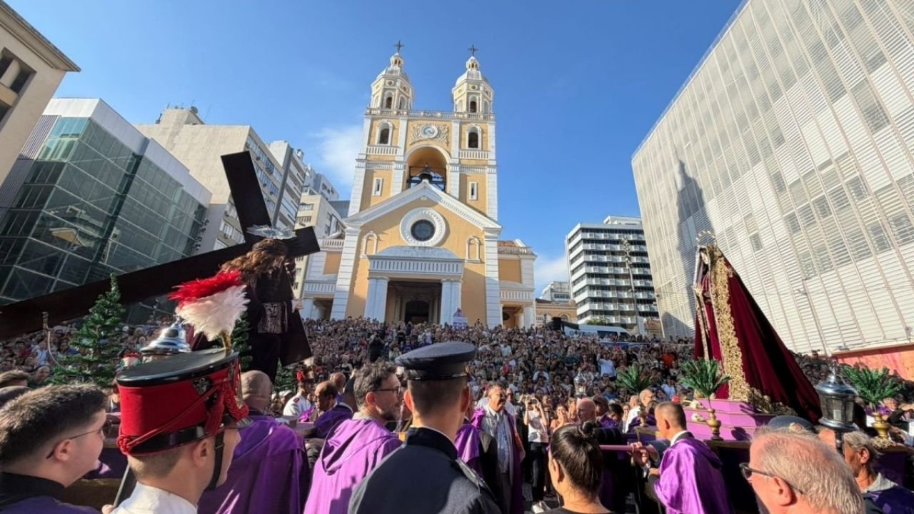 Procissão Senhor dos Passos Itajaí,tradição religiosa Itajaí,Quaresma Santa Catarina,evento religioso SC,Igreja Santíssimo Sacramento Itajaí,fé católica Itajaí,procissão Nossa Senhora das Dores,cultura religiosa Itajaí SC,celebração religiosa Santa Catarina,comunidade católica Itajaí,programação Quaresma Itajaí,patrimônio cultural religioso SC,missa Itajaí eventos religiosos,devoção católica Brasil,igreja Itajaí celebração