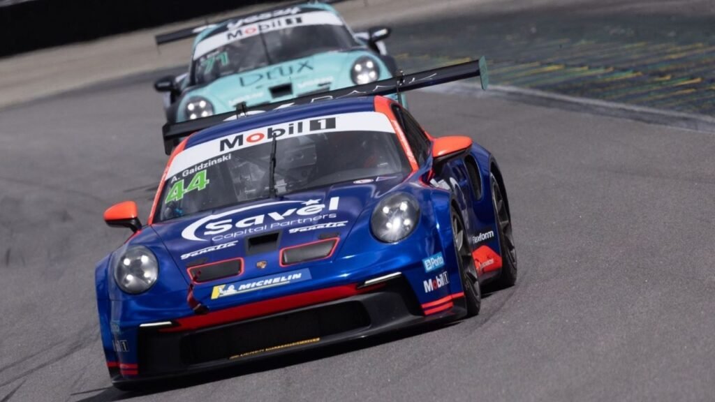 André Gaidzinski,piloto catarinense,Porsche Cup Brasil 2026,Autódromo Velocitta Mogi Guaçu,corrida Interlagos,pódio automobilismo SC,Savel Capital Partners,Fanatic Uniformes,turismo esportivo SC,corrida de carros SP,24 Horas de Le Mans,automobilismo internacional,etapa Portugal,pilotos brasileiros,elite Porsche Cup,esporte a motor SC,temporada automobilística 2026,campeonato automobilístico Brasil