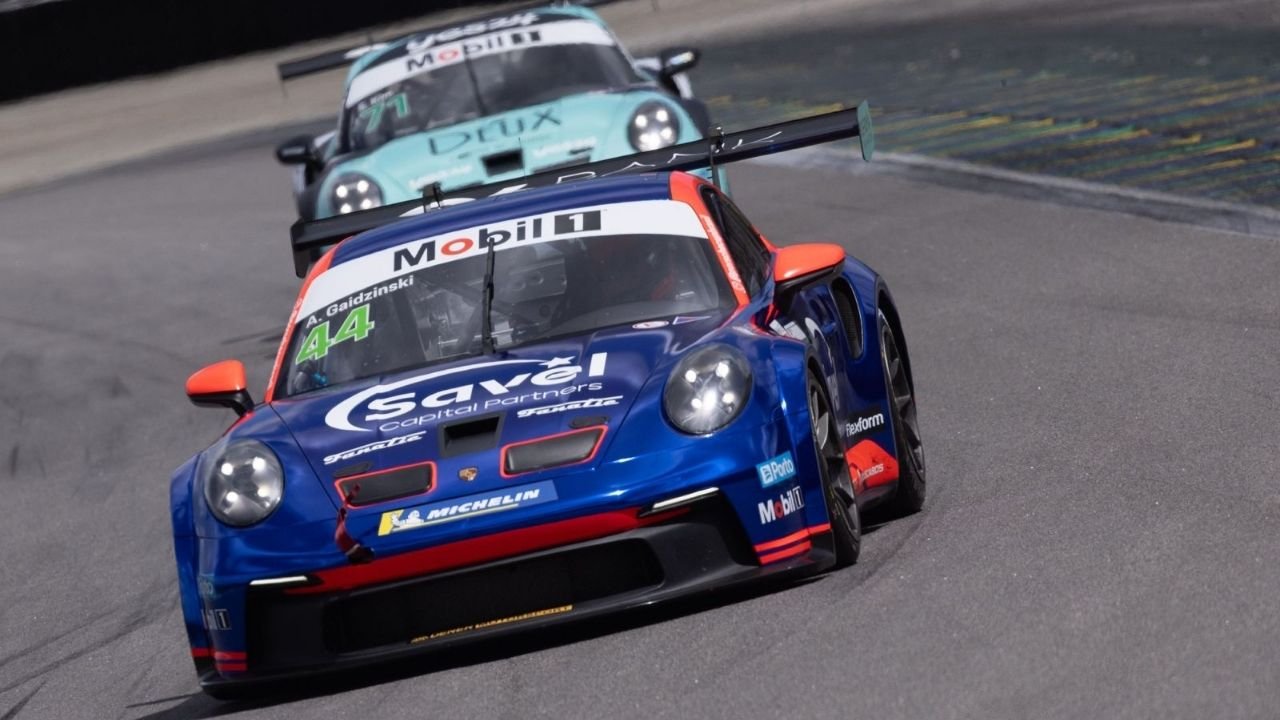 André Gaidzinski,piloto catarinense,Porsche Cup Brasil 2026,Autódromo Velocitta Mogi Guaçu,corrida Interlagos,pódio automobilismo SC,Savel Capital Partners,Fanatic Uniformes,turismo esportivo SC,corrida de carros SP,24 Horas de Le Mans,automobilismo internacional,etapa Portugal,pilotos brasileiros,elite Porsche Cup,esporte a motor SC,temporada automobilística 2026,campeonato automobilístico Brasil