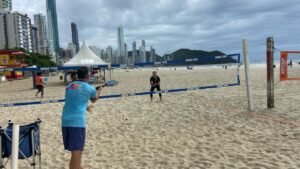 regulamentação esportiva Balneário Camboriú,Projeto de Lei 285/2025,Câmara de Vereadores SC,Praia Central SC,Fundação Municipal de Esportes,uso da faixa de areia,esportes na praia,Secretaria do Meio Ambiente SC,atividades esportivas legais,eventos esportivos SC,autorização esportiva,decreto municipal SC,turismo Balneário Camboriú,participação comunitária SC,reunião pública Balneário Camboriú,legislação esportiva SC,uso público ordenado SC