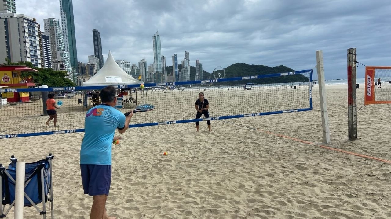 regulamentação esportiva Balneário Camboriú,Projeto de Lei 285/2025,Câmara de Vereadores SC,Praia Central SC,Fundação Municipal de Esportes,uso da faixa de areia,esportes na praia,Secretaria do Meio Ambiente SC,atividades esportivas legais,eventos esportivos SC,autorização esportiva,decreto municipal SC,turismo Balneário Camboriú,participação comunitária SC,reunião pública Balneário Camboriú,legislação esportiva SC,uso público ordenado SC