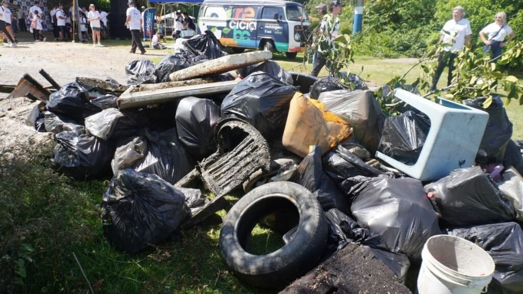 Rio Camboriú limpeza,mutirão ambiental Balneário Camboriú,ação sustentável Camboriú SC,retirada de lixo rios SC,meio ambiente Santa Catarina,sustentabilidade BC e Camboriú,limpeza de afluentes Camboriú,voluntariado ambiental SC,empresas ação ambiental BC,preservação recursos hídricos SC,Rio Camboriú afluentes limpeza,Prefeitura de Balneário Camboriú meio ambiente,Secretaria Meio Ambiente BC,ação ecológica Santa Catarina,desenvolvimento sustentável SC
