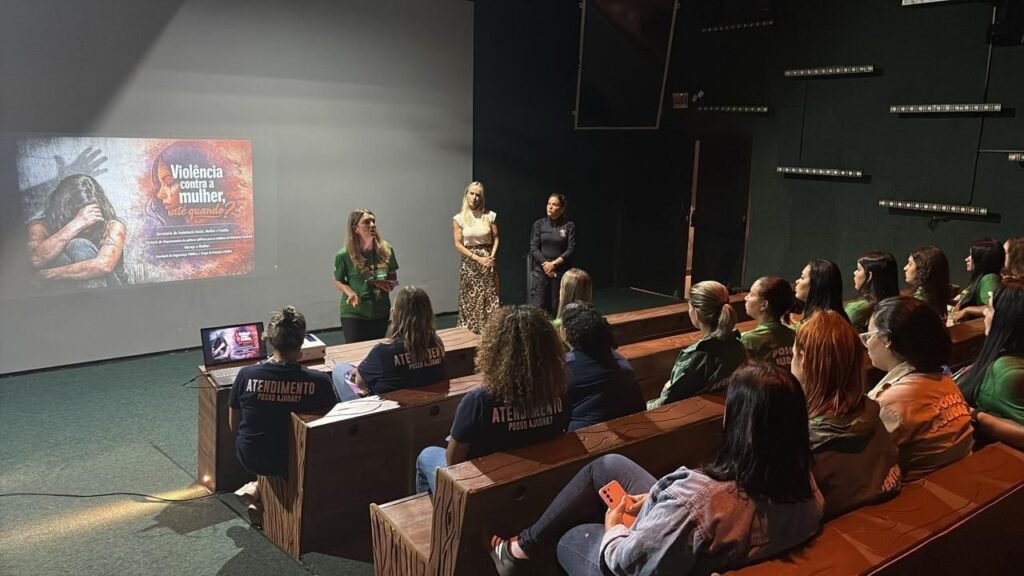 violência contra a mulher Balneário Camboriú,combate à violência SC,Prefeitura de Balneário Camboriú ações mulheres,segurança pública mulheres SC,Programa Abraço à Mulher BC,Guarda Municipal proteção mulher,conscientização violência feminina,prevenção violência SC,campanha Não é Não Balneário Camboriú,assédio transporte público SC,políticas públicas mulheres BC,rede de proteção mulheres SC,enfrentamento violência doméstica SC,ações educativas mulheres BC,proteção feminina Santa Catarina