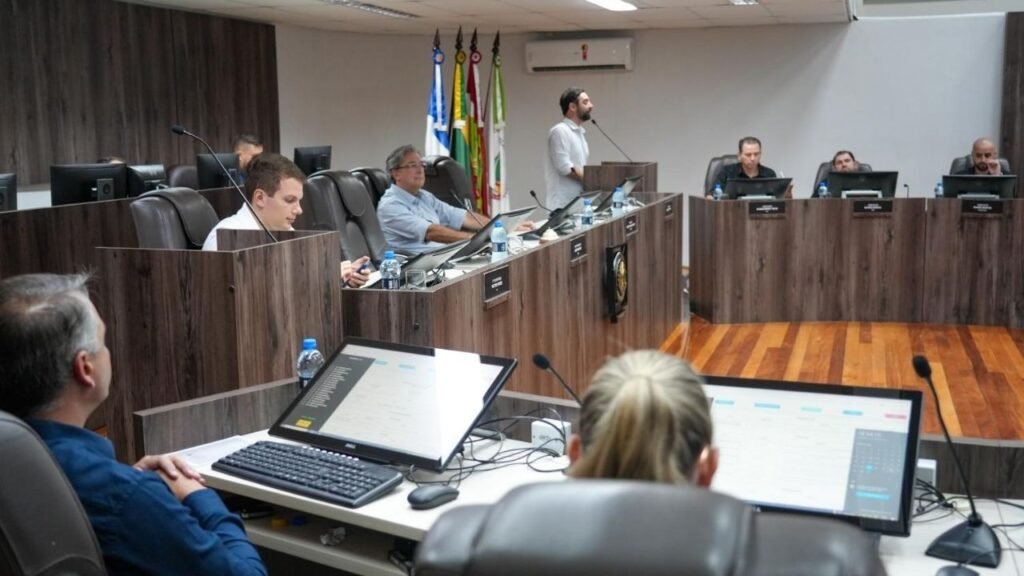 programa escola mais forte,câmara de balneário camboriú,projeto de lei 46 2026,educação balneário camboriú,política educacional santa catarina,sessão câmara bc 24 março,infraestrutura escolar bc,repasse financeiro escolas,gestão educacional municipal,educação financeira escolas,tecnologia gestão empresarial bc,inclusão autismo balneário camboriú,saúde pública bc,projetos legislativos santa catarina,políticas públicas educação